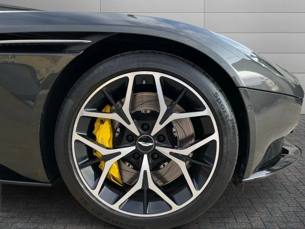 Aston martin DB11