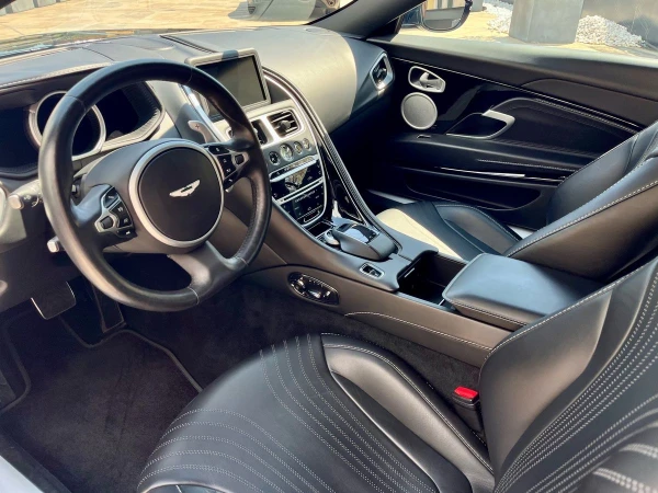 Aston martin DB11