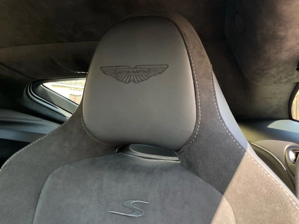 Aston martin VANTAGE