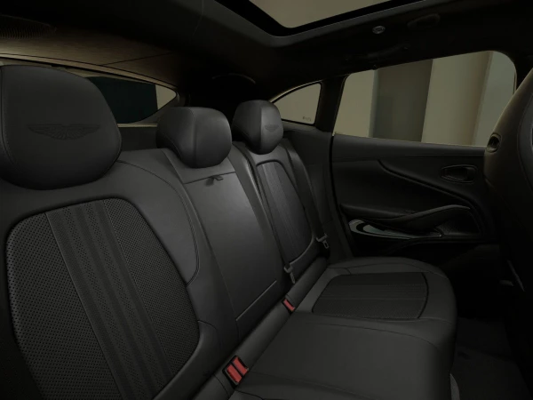 Aston martin DBX 707